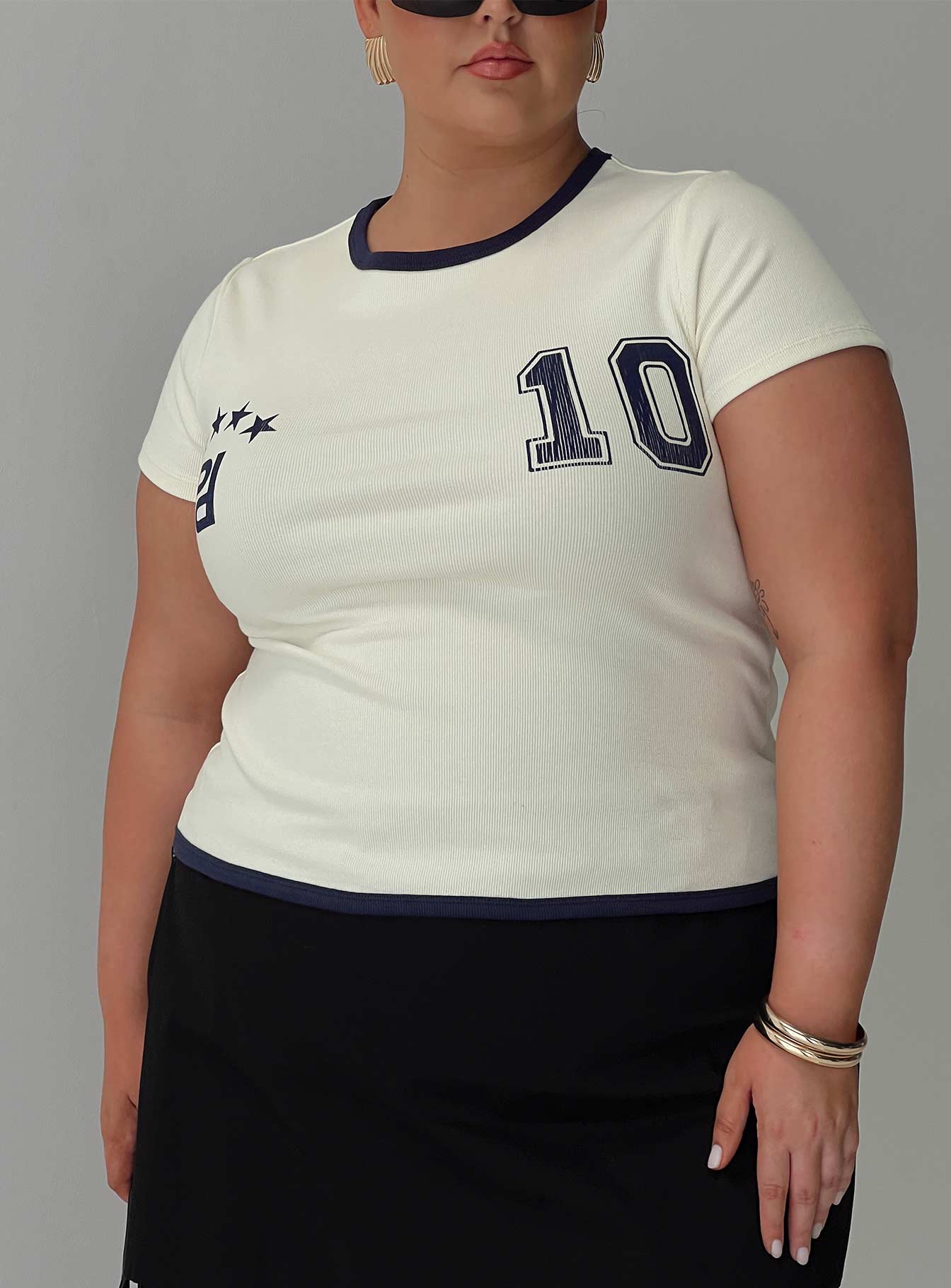 Track Record Graphic Top Cream Curve
