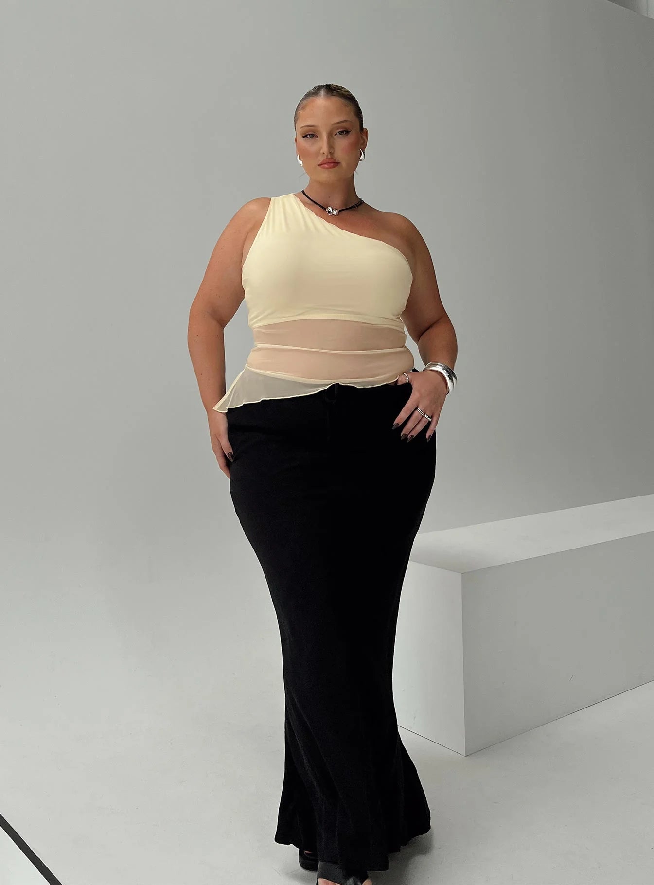 Gilda Asymmetric Top Cream Curve